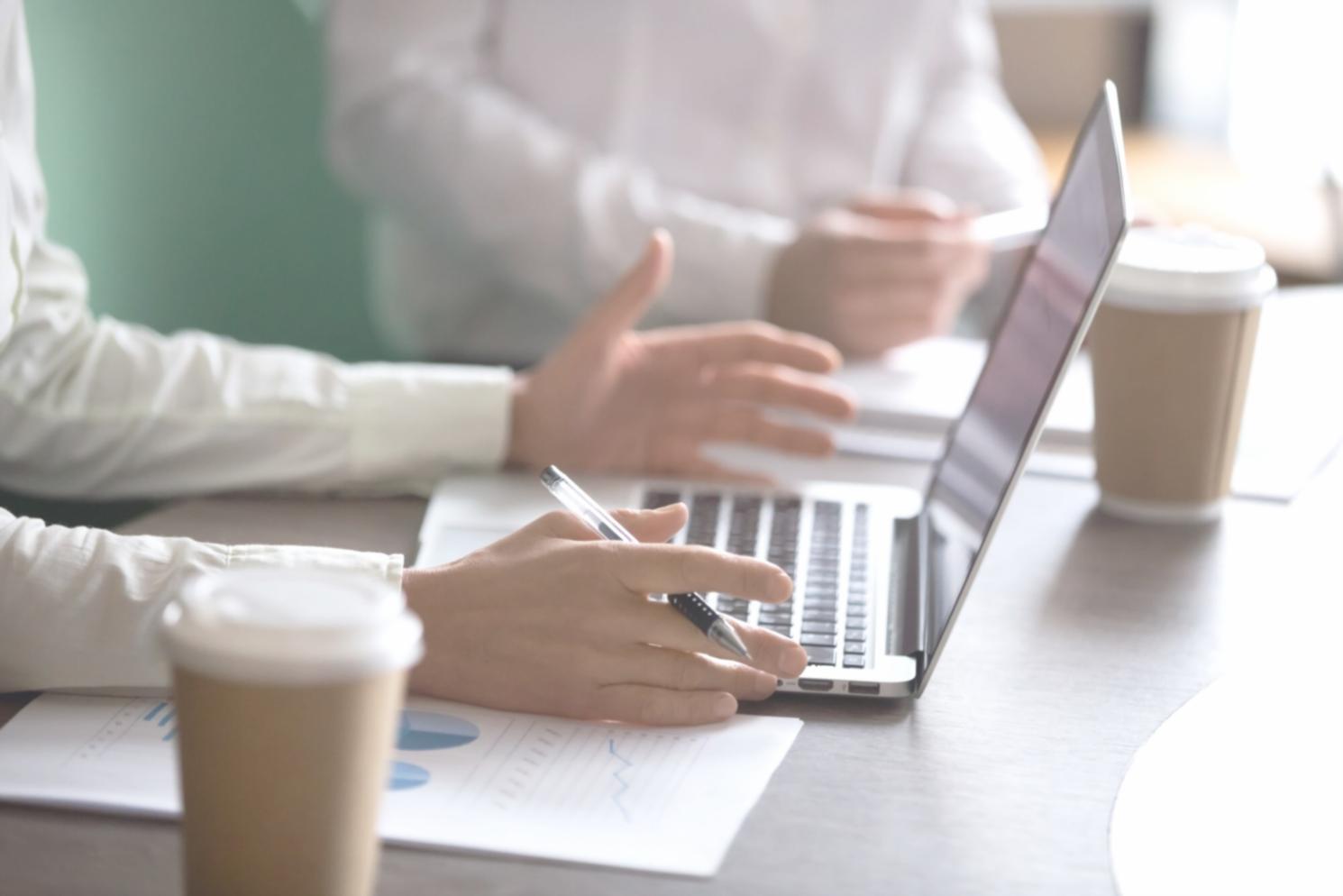 Modernes Büro mit offener Arbeitsatmosphäre