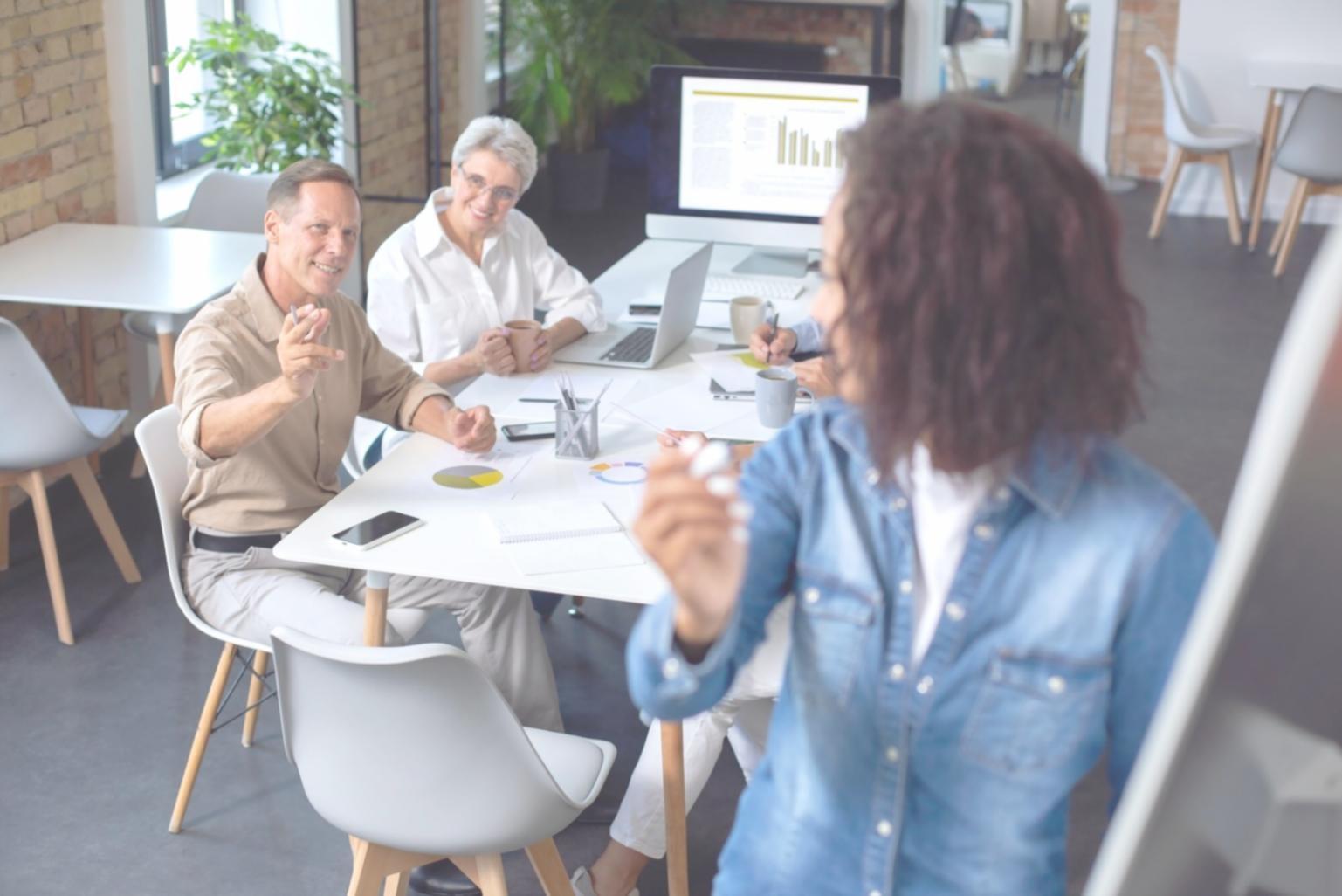 Professionelle Finanzberatung in modernem Büroambiente